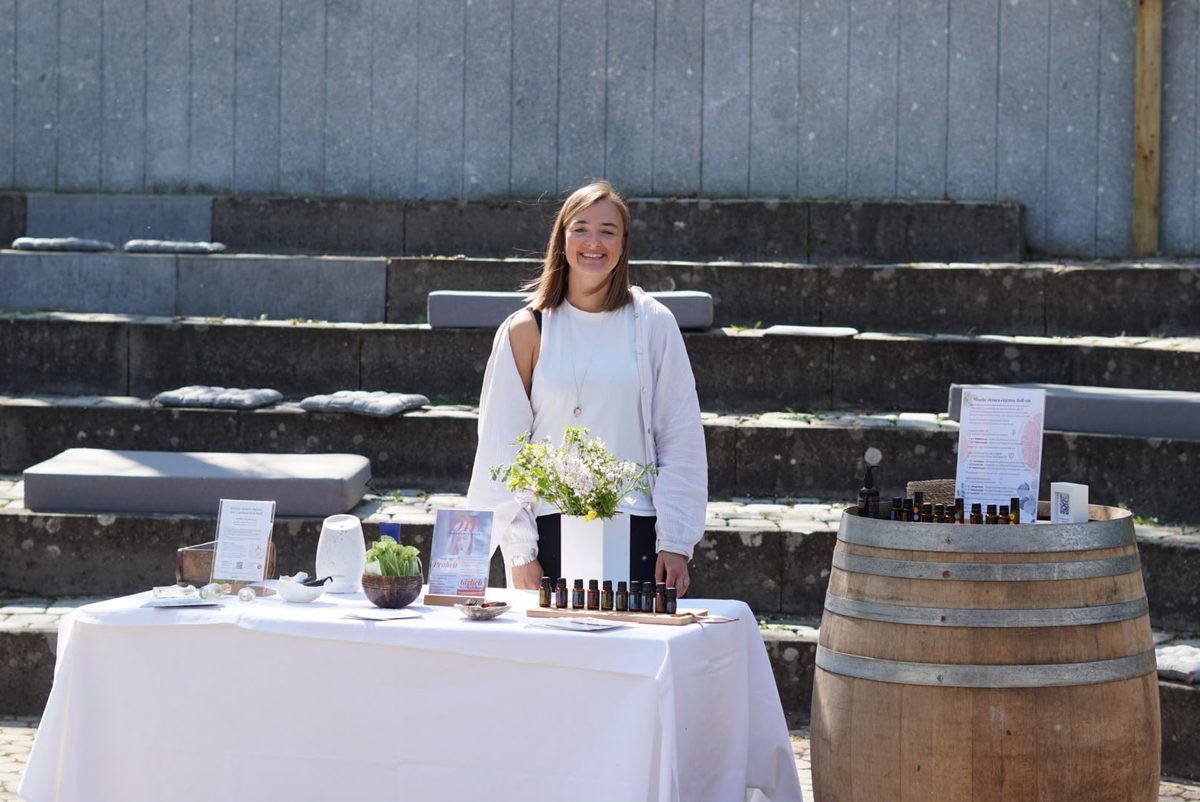 Steffi lächelnd an ihrem Stand mit ätherischen Ölen